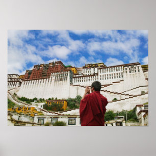 Affiche China, Tibet, Lhasa, Tibetan monk with Potala