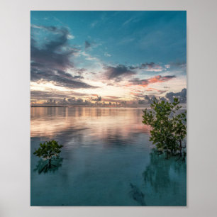 Affiche ciel bleu avec nuages rouges et noirs réfléchis su