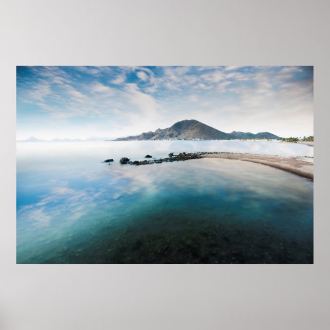 Affiche Ciel bleu nuageux reflétant dans le lac (Devant)