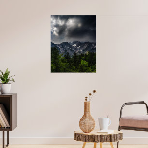 Affiche Ciel orageux au-dessus des montagnes et forêt prin
