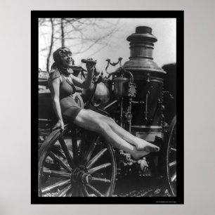Affiche Cirque Lady assise sur un moteur à incendie 1924