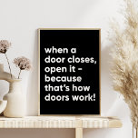 Affiche Citation amusante inspirationnelle en noir et blan<br><div class="desc">Quand une porte ferme,  ouvrez-la,  parce que c'est comme ça que les portes fonctionnent !</div>