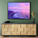 Affiche Citation inspirante de Purple Pink Ocean Sunset<br><div class="desc">"Avec le nouveau jour vient une nouvelle force et de nouvelles pensées." Ce spectaculaire paysage côtier de Palos Verdes, Californie, immaculé, plage de falaises océaniques, pris près du coucher du soleil exsument la tranquillité et la solitude. Une citation inspirante dans le script de calligraphie blanche recouvre la photo. Appréciez toutes...</div>