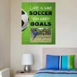 Affiche Citation Motivationnelle de football<br><div class="desc">Personnalisez cette affiche de football motivante avec la citation LIFE IS Like SOCCER - VOUS AVEZ BESOIN D'OBJECTIFS avec votre propre photo. L'échantillon est affiché sur une affiche de 16x20 po avec le papier de valeur - d'autres tailles et les options de qualité de papier ou de toile se trouvent...</div>