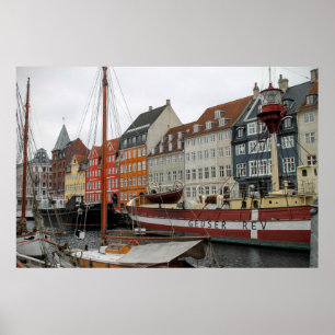 AFFICHE COLORFUL BUILDINGS BESIDE THE RIVER