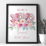 Affiche Cookies rose XOXO Joli Accueil Floral<br><div class="desc">Jolie Affiche de bienvenue florale aquarelle aux biscuits roses XOXO nichés dans un agencement de fleurs et de verdure. Design dispose de lettres manuscrites mignonnes et de script élégant et le modèle est facile à personnaliser. Un design sucré pour le printemps ou l'été et parfait pour une douche à thème...</div>