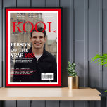 Affiche Cool Graduation Fake Magazine Couverture photo<br><div class="desc">Impressionnez votre diplômé ou toute personne avec ce design de couverture de magazine cool, où vous créez tous les titres. Bordures rouges et blanches, titre rouge et blanc, sous-titres et titres d'articles. Ajoutez votre photo de votre diplômé ou de qui que ce soit, et utilisez tous les modèles pour créer...</div>