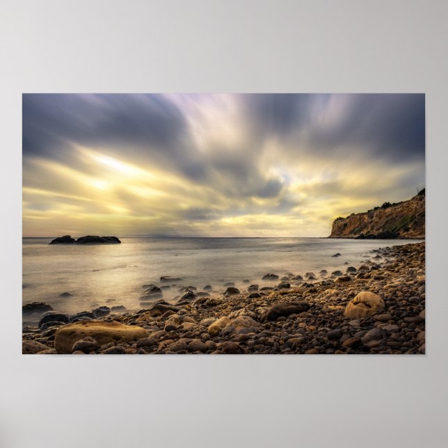 Affiche Coucher de soleil doré sur la côte rocheuse – Pays (Devant)