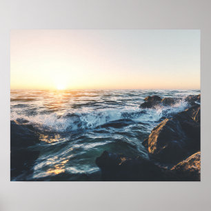 Affiche Coucher de soleil doré Vagues océaniques sur des r