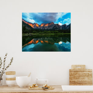 Affiche Coucher de soleil enflammé sur les montagnes au la