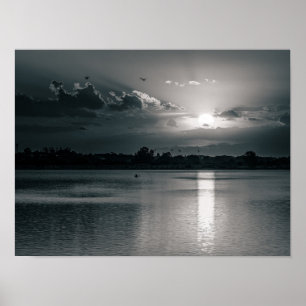 Affiche Coucher de soleil noir et blanc sur un lac calme
