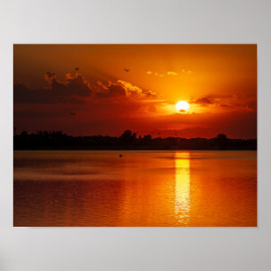 Affiche Coucher de soleil orange doré sur un lac calme