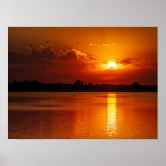 Affiche Coucher de soleil orange doré sur un lac calme
