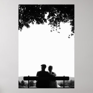 AFFICHE COUPLE ASSIS SUR LE BANC SOUS L'ARBRE GRAYSCALE PH