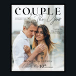 Affiche Couple de l'année Bordure noire - photo couverture<br><div class="desc">Transformez vos souvenirs en un poster photo de luxe de style magazine, maintenant doté d'une bordure noire élégante pour un look audacieux et intemporel. Mettez en valeur votre voyage unique avec un centre qui met vos noms à l'avant et au centre, créant ainsi un point focal élégant. Entièrement personnalisable avec...</div>