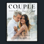 Affiche Couple de l'année Bordure noire - photo couverture<br><div class="desc">Transformez vos souvenirs en un poster photo de luxe de style magazine, maintenant doté d'une bordure noire élégante pour un look audacieux et intemporel. Mettez en valeur votre voyage unique avec un centre qui met vos noms à l'avant et au centre, créant ainsi un point focal élégant. Entièrement personnalisable avec...</div>