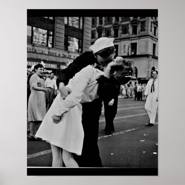 Affiche Couple Kiss à New York alors que le Japon cède des (Devant)