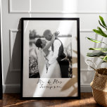 Affiche Couple Portrait Mariage Anniversaire Photo personn<br><div class="desc">Célébrez l'amour intemporel partagé entre un couple avec notre Poster Personnalisé Photo de l'Anniversaire du Mariage Couple Portrait. Cette oeuvre d'art élégante est le cadeau idéal pour commémorer un anniversaire mariage ou célébrer l'amour des jeunes mariés. Doté d'un portrait en couple d'une photo, orné d'un élégant script en noir et...</div>