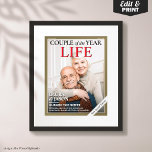 Affiche Couverture de magazine Anniversaire Personnalisé,<br><div class="desc">Célébrez votre histoire d'amour avec cette couverture du magazine Custom Anniversary - Poster de portraits en couple! Avec une photo personnalisée du couple heureux et des titres personnalisés, ce design unique transforme vos moments spéciaux en une couverture de magazine glamour. Parfait pour les fêtes d'anniversaire, les cadeaux ou la décoration...</div>
