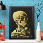 Affiche Crâne avec cigarette brûlante par Vincent van Gogh<br><div class="desc">Crâne avec Cigarette Brûlante par Vincent van Gogh est un post impressionnisme d'art vintage de peinture à vie morte. Portrait du squelette humain fumant. Grande image à utiliser pour les produits anti-tabac. Fumer tue 1 000 personnes chaque année, aider quelqu'un à arrêter de fumer aujourd'hui. Grande image pour Halloween ou...</div>