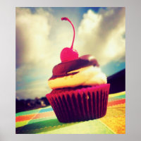 Cupcake coloré avec cerise sur le dessus