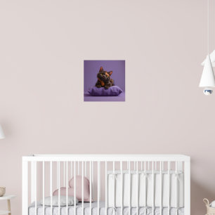 Affiche Cute Cartoon Tortoiseshell Kitten sur Purple Cushi