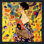 Affiche Dame Gustav Klimt avec ventilateur<br><div class="desc">Poster présentant la peinture à l’huile de Gustav Klimt Lady with Fan (1918). Une femme portant un kimono bleu tient un ventilateur rouge contre un arrière - plan jaune coloré de fleurs et de paons. Un grand cadeau pour les amateurs de Japonisme et d'art européen.</div>