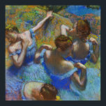 Affiche Danseurs En Bleu - Edgar Degas - c1890<br><div class="desc">Montrez aux gens votre style et votre raffinement avec cette reproduction d'une oeuvre d'art fine intitulée "Dansers In Blue" par Edgar Degas. Portrait de quatre ballerines habillées en bleu comme vu d'en haut. Peint vers 1890.</div>