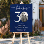 Affiche de bienvenue Blue 30th Birthday | Regardez<br><div class="desc">Bienvenue aux invités à votre fête du 30e anniversaire avec ce magnifique panneau de bienvenue modifiable. Doté d'une mise en page élégante et personnalisable, ce modèle vous permet d'ajouter facilement votre propre photo et de personnaliser le texte, ce qui en fait un complément parfait à votre décor de 30ème anniversaire....</div>