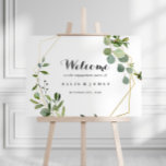 Affiche de bienvenue de la partie d'engagement géo<br><div class="desc">Ce panneau d'accueil de fête vert or géométrique est parfait pour une simple célébration fiançailles. Le design présente de beaux feuilles verts peints à la main, ornant un cadre géométrique doré. Faites de cette affiche votre propre en ajoutant le nom de la mariée et du marié, ainsi que la date...</div>