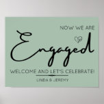 Affiche de bienvenue de l'engagement Sage Green<br><div class="desc">Signe minimaliste de calligraphie "We're engagé",  qui ajoutera une touche d'élégance à votre décor de soirée Engagement. Ce panneau d'accueil de partie de fiançailles est facilement modifiable,  vous pouvez donc ajouter vos noms,  modifier du texte ou d'autres détails. Différentes options de couleur disponibles.</div>