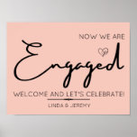 Affiche de bienvenue du rose Engagement Party<br><div class="desc">Signe minimaliste de calligraphie "We're engagé",  qui ajoutera une touche d'élégance à votre décor de soirée Engagement. Ce panneau d'accueil de partie de fiançailles est facilement modifiable,  vous pouvez donc ajouter vos noms,  modifier du texte ou d'autres détails.</div>