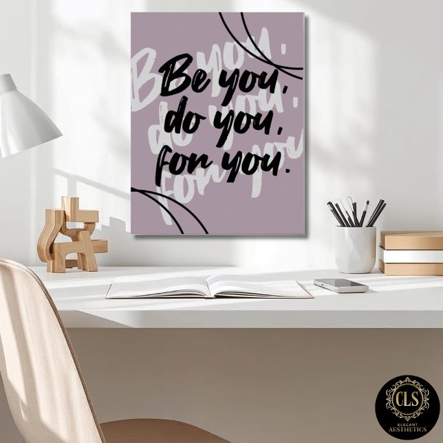 Affiche de citation inspirante minimaliste  (office desk close up with inspirational poster on wall)
