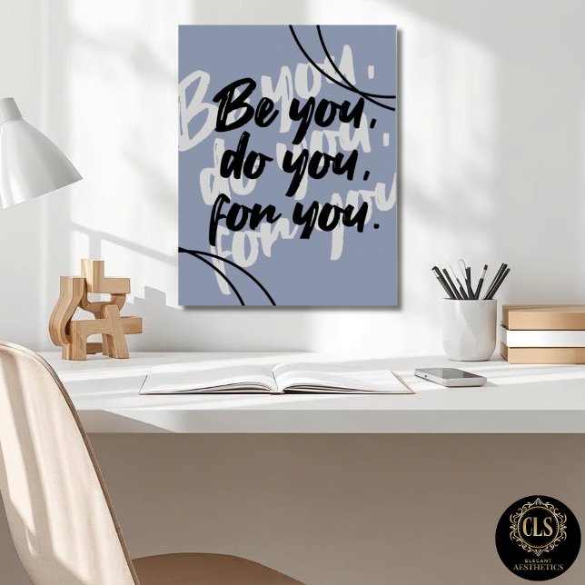 Affiche de citation inspirante minimaliste - Bleu (office desk close up with inspirational poster on wall)