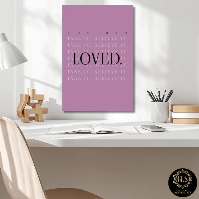Affiche de citation minimaliste d'amour - baie (closeup of office desk and Minimalist Love Quote Poster Print in berry on wall)