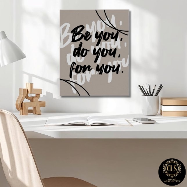 Affiche de citation minimaliste - Taupe (office desk with inspirational poster in taupe on the wall)