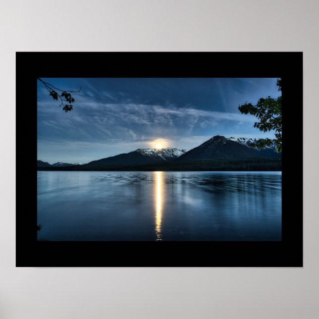 Affiche de la Lune Glowing sur le lac (Devant)