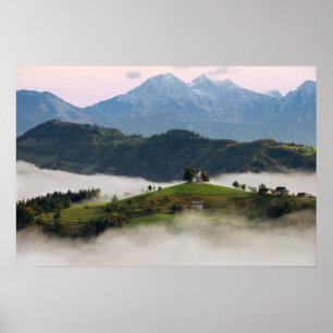 Affiche de l'église de St. Thomas et montagnes en 