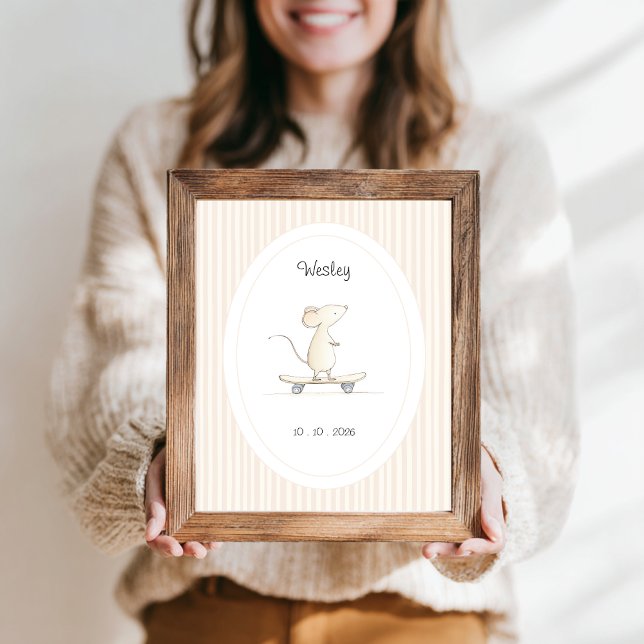 Affiche de nom de date de la nurserie de la souris (customizable name date baby nursery poster with a cute mouse at a skateboard and beige stripes.)
