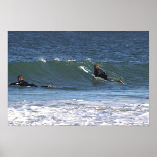 Affiche de surfeurs dans une vague