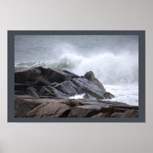 Affiche de vagues de l'océan se brisant sur les ro