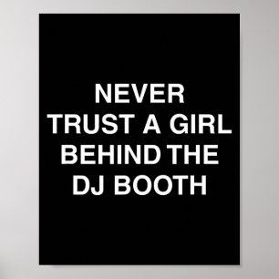 Affiche Derrière le stand du dj techno edm festival mème d