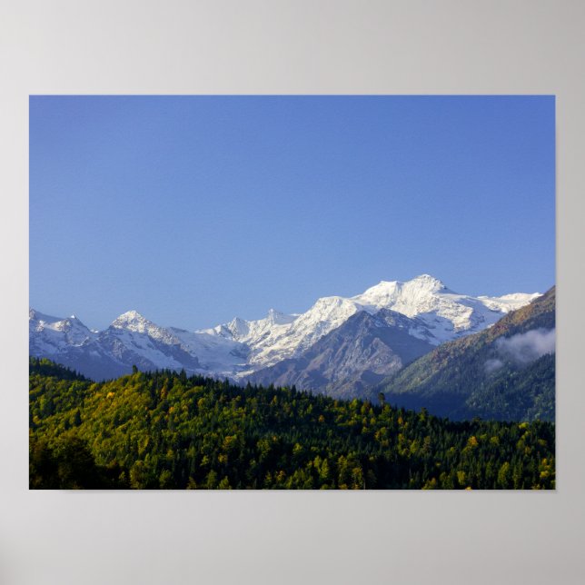 Affiche des montagnes du Grand Caucase enneigées (Devant)