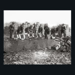 Affiche Détruire Bootleg Liquor, 1923. Photo vintage<br><div class="desc">Interdiction Les agents qui cassent des bouteilles de whisky bootleg saisi et de bière. 1923.</div>