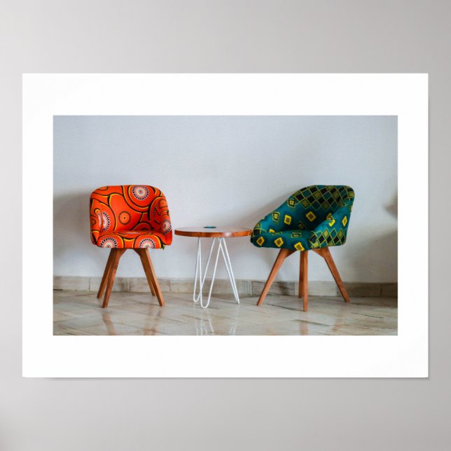 Affiche Deux chaises design avec table (Devant)