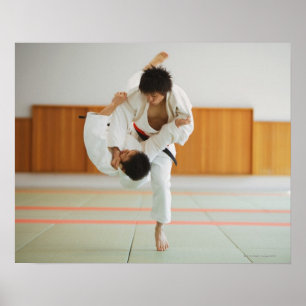 Affiche Deux hommes en compétition dans un match de Judo