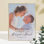 Affiche Dîner simple Mariage photo Bienvenue<br><div class="desc">Cette affiche de bienvenue simple et chic de la répétition mariage présente votre photo préférée et le texte noir, y compris vos prénoms dans un script fantaisiste animé. Vous pouvez modifier la police et le libellé en fonction de votre style. En fonction de la couleur de votre photo, vous pouvez...</div>