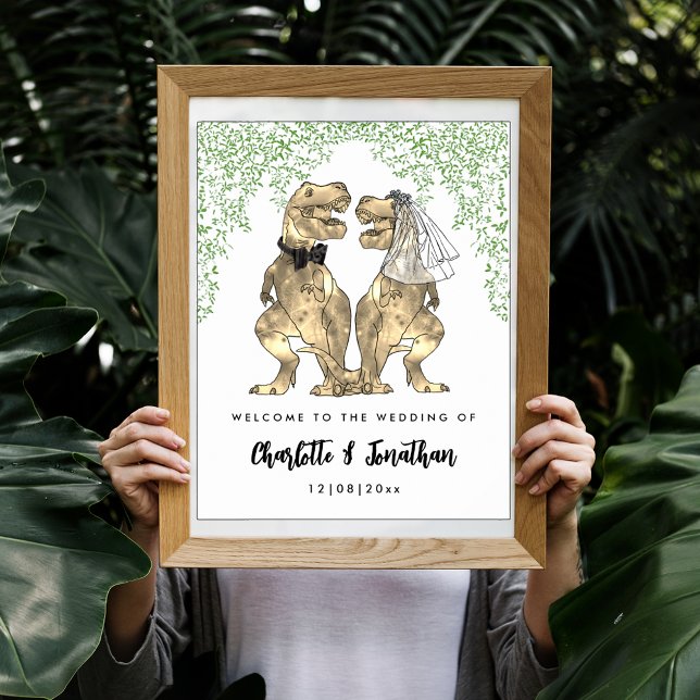 Affiche Dinosaur Mariage à thème Bienvenue (Dinosaur themed wedding welcome poster with funny T-Rex bride and groom and Jurassic jungle foliage )