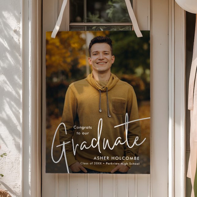 Affiche Diplômé de Script Moderne Simple Photo Remise des  (Modern script graduation photo welcome sign poster. Available as an instant download.)