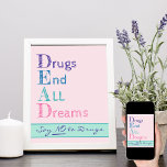 Affiche Drogues mettre fin à tous les rêves rose dire non<br><div class="desc">Dites non à l'affiche drogue. Le message anti-drogue dans la typographie esquissée dit DEAD .. Les Drogues Mettent Fin À Tous Les Rêves. Sous l'acronyme,  on peut lire "dire non aux drogues". Le design est d'un arrière - plan rose pastel et de lettres audacieuses violettes,  bleues,  turquoises et roses.</div>